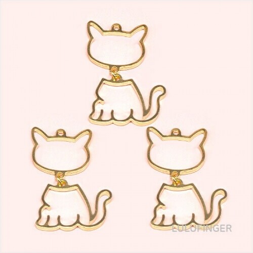 레진 팬던트 대롱대롱 고양이 금색 3x5.5cm (3개입) 1PX-03-305